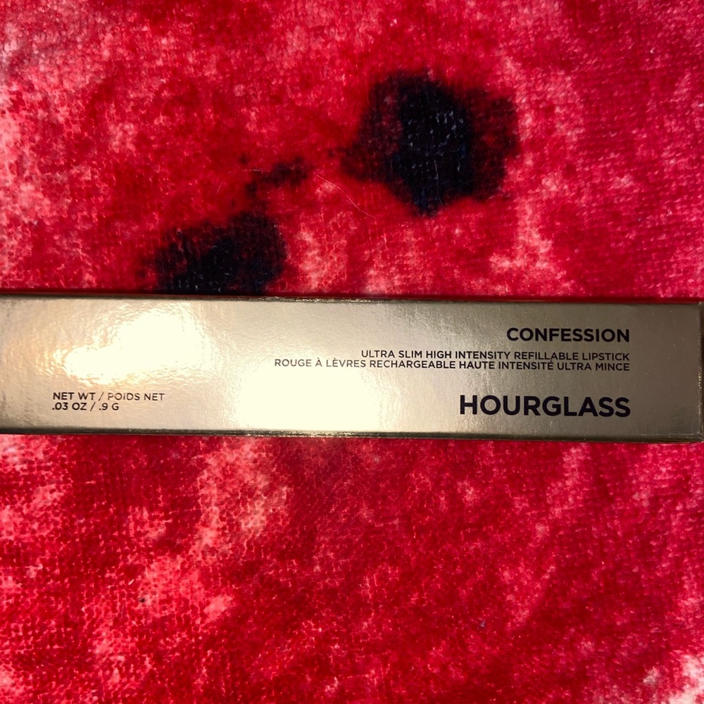 Hourglass Red lipstick